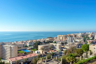 TORREMOLINOS, İspanya - 26 Nisan 2023: Torremolinos, İspanya 'daki Akdeniz kıyı şeridinin panoramik görüntüsü