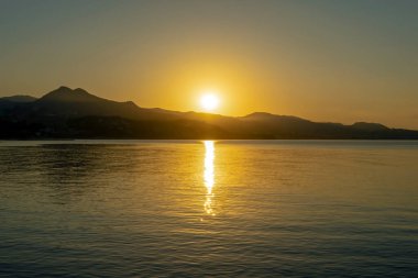 MALAGA, İspanya - 4 Temmuz 2023: Malaga kıyılarında güzel bir gün doğumu, Malageta plajı, 4 Temmuz 2023