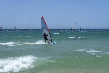 TARIFA, İspanya - 17 Haziran 2023: Valdevaqueros plajında uçurtma uçurma, Gibraltar Boğazı, Tarifa, İspanya 17 Haziran 2023