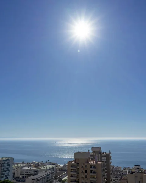 TORREMOLINOS, İspanya - 26 Nisan 2023: Torremolinos, İspanya 'daki Akdeniz kıyı şeridinin panoramik görüntüsü