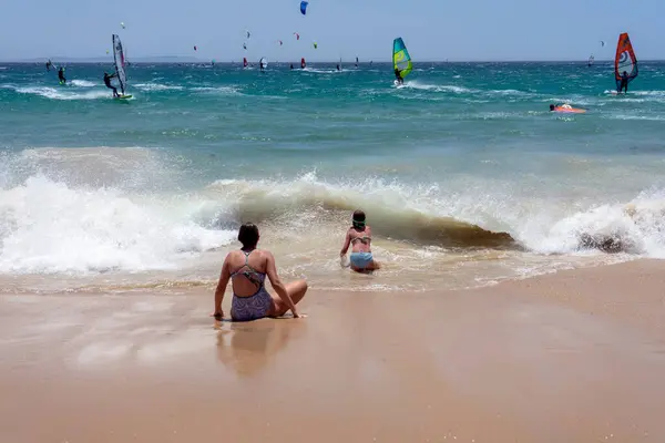 Tarifa Ισπανια Ιουνιου 2023 Παιδιά Απολαμβάνουν Κύματα Στην Παραλία Valdevaqueros — Φωτογραφία Αρχείου