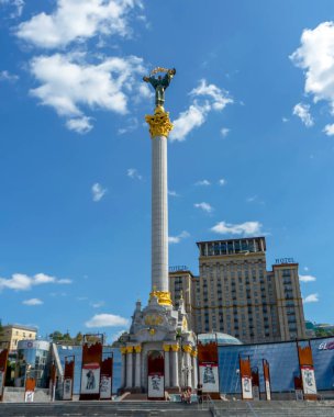 KYIV, UKRAINE - 24 Ağustos 2023: Bağımsızlık Anıtı. Ukrayna 'nın Ukrayna Bağımsız Günü 24 Ağustos 2023