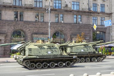 KYIV, UKRAINE - 24 AĞUSTOS 2023: Kyiv 'in ana caddesi olan Khreshhatyk' teki Rus birliklerinin imha edilmiş askeri teçhizatlarının geçidi. Ukrayna 'nın Ukrayna Bağımsız Günü 24 Ağustos 2023