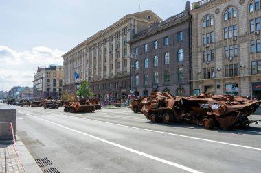 KYIV, UKRAINE - 24 AĞUSTOS 2023: Kyiv 'in ana caddesi olan Khreshhatyk' teki Rus birliklerinin imha edilmiş askeri teçhizatlarının geçidi. Ukrayna 'nın Ukrayna Bağımsız Günü 24 Ağustos 2023