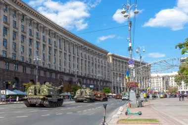 KYIV, UKRAINE - 24 AĞUSTOS 2023: Kyiv 'in ana caddesi olan Khreshhatyk' teki Rus birliklerinin imha edilmiş askeri teçhizatlarının geçidi. Ukrayna 'nın Ukrayna Bağımsız Günü 24 Ağustos 2023