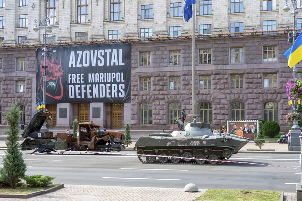 KYIV, UKRAINE - 24 AĞUSTOS 2023: Kyiv 'in ana caddesi olan Khreshhatyk' teki Rus birliklerinin imha edilmiş askeri teçhizatlarının geçidi. Ukrayna 'nın Ukrayna Bağımsız Günü 24 Ağustos 2023