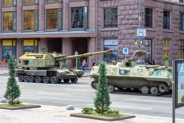 KYIV, UKRAINE - 24 AĞUSTOS 2023: Kyiv 'in ana caddesi olan Khreshhatyk' teki Rus birliklerinin imha edilmiş askeri teçhizatlarının geçidi. Ukrayna 'nın Ukrayna Bağımsız Günü 24 Ağustos 2023