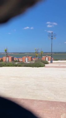 HUELVA, İspanya - 11 Haziran 2023: Huelva, İspanya 'daki Riotinto İskelesi ve limanının tadını çıkarmak