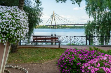 Modern yeşil Natalka parkı manzarası ve Dnipro nehri seti, Kyiv, Ukrayna