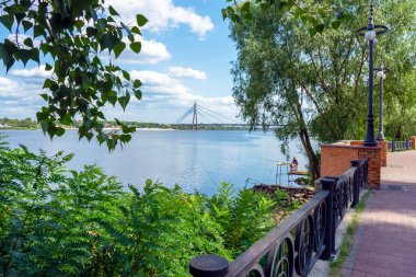 Modern yeşil Natalka parkı manzarası ve Dnipro nehri seti, Kyiv, Ukrayna