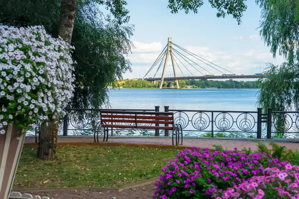 Modern yeşil Natalka parkı manzarası ve Dnipro nehri seti, Kyiv, Ukrayna