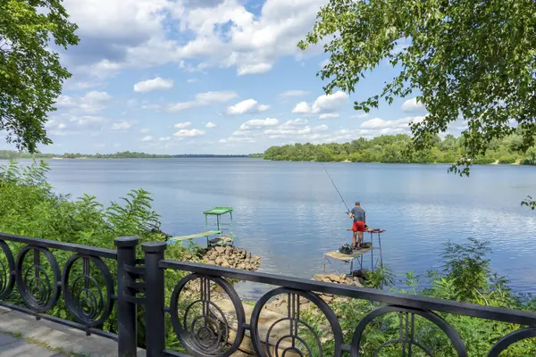 Modern yeşil Natalka parkı manzarası ve Dnipro nehri seti, Kyiv, Ukrayna