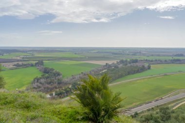 Almodovar kalesinden (Castillo de Almodovar del Rio) panoramik manzara, İspanya 'nın Almodovar del Rio kentindeki Müslüman kökenli bir kale.