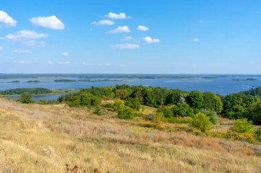 Dinyeper nehrinin manzarası güneşli bir günde Vytachiv, Ukrayna yakınlarında