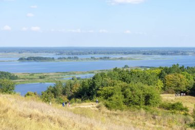 Dinyeper nehrinin manzarası güneşli bir günde Vytachiv, Ukrayna yakınlarında