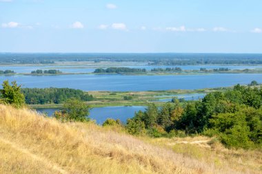 Dinyeper nehrinin manzarası güneşli bir günde Vytachiv, Ukrayna yakınlarında