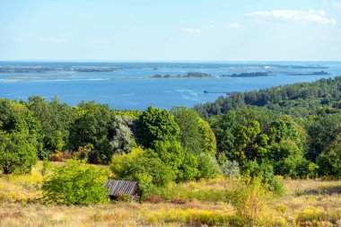 Dinyeper nehrinin manzarası güneşli bir günde Vytachiv, Ukrayna yakınlarında