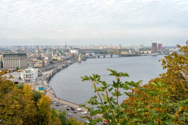 KYIV, UKRAINE - 15 Ekim 2023: Ukrayna 'nın Kyiv kentinde Podol ilçesi ve Dnypro nehrinin panoramik manzarası. 
