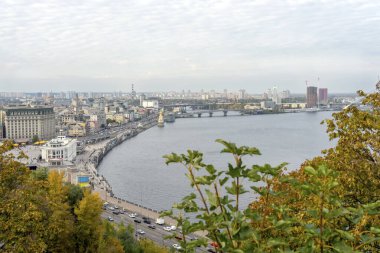 KYIV, UKRAINE - 15 Ekim 2023: Ukrayna 'nın Kyiv kentinde Podol ilçesi ve Dnypro nehrinin panoramik manzarası. 