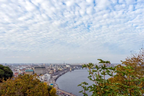 KYIV, UKRAINE - 15 Ekim 2023: Kyiv, Ukrayna 'da Podol ilçesi ve Dnypro nehrinin panoramik manzarası 15 Ekim 2020. 