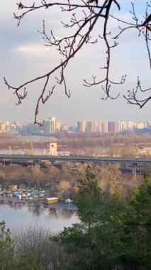 KYIV, UKRAINE - 15 Mart 2024: Ukrayna 'nın başkenti Kyiv' deki Dnypro Nehri 'nin sol yakasının panoramik görüntüsü. 