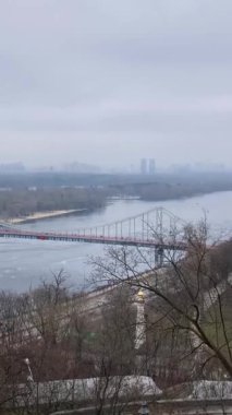 KYIV, UKRAINE - 10 Şubat 2024: Ukrayna 'nın Kyiv kentindeki Dnypro nehrinde buz yüzüyor. 
