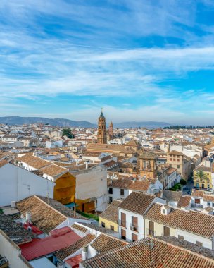 ANTEQUERA, İspanya - 17 Eylül 2023: Antequera, İspanya 'daki tarihi Endülüs şehrinin panoramik görüntüsü
