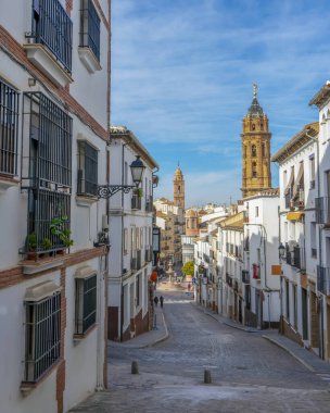 ANTEQUERA, İspanya - 17 Eylül 2023: Antequera, İspanya 'daki tarihi Endülüs şehrinin panoramik görüntüsü