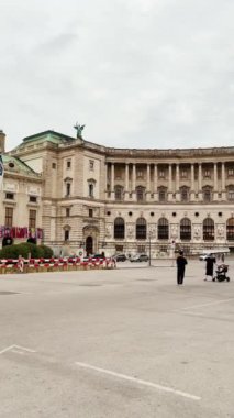 Viyana, AUSTRIA 19 Temmuz 2024: Hofburg Sarayı ve Prens Eugene 'in heykeli 19 Temmuz 2024' te Avusturya 'nın Viyana şehrinde gün batımında Heldenplatz Meydanı' nda.