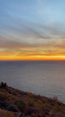 Cerro Gordo 'dan Akdeniz kıyısında gün batımı. La Herradura, Andulasia, Güney İspanya