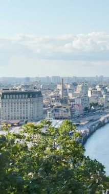 KYIV, UKRAINE - 15 Mayıs 2024: Ukrayna 'nın başkenti Kyiv' de Podol ilçesi ve Dnypro nehrinin panoramik manzarası