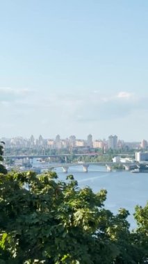 KYIV, UKRAINE - 15 Mayıs 2024: Ukrayna 'nın başkenti Kyiv' de Podol ilçesi ve Dnypro nehrinin panoramik manzarası