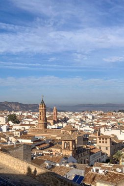 ANTEQUERA, İspanya - 28 Aralık 2023: Antequera, İspanya 'nın tarihi Endülüs şehir merkezinde yürüyüş