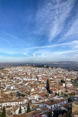 ANTEQUERA, İspanya - 28 Aralık 2023: Antequera, İspanya 'nın tarihi Endülüs şehir merkezinde yürüyüş