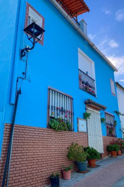 JUZCAR, SPAIN - 4 HAZİRAN 2024: Juzcar, İspanya 'daki Mavi Şirinler Köyü' nde sabah 4 Ocak 2024