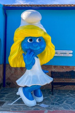 JUZCAR, SPAIN - 4 HAZİRAN 2024: Juzcar, İspanya 'daki Mavi Şirinler Köyü' nde sabah 4 Ocak 2024