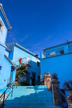 JUZCAR, SPAIN - 4 HAZİRAN 2024: Juzcar, İspanya 'daki Mavi Şirinler Köyü' nde sabah 4 Ocak 2024