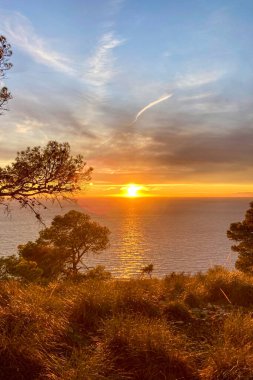 Cerro Gordo 'dan Akdeniz kıyısında gün batımı. La Herradura, Andulasia, Güney İspanya