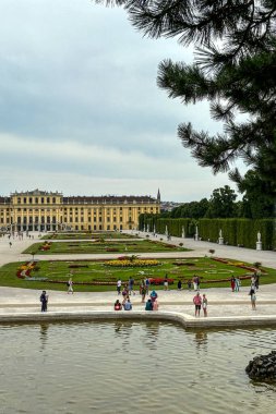 Viyana, AUSTRIA 19 Temmuz 2024: Schonbrunn Sarayı, Habsburg hükümdarlarının 19 Temmuz 2024 'te Hietzing, Avusturya' da Barok yazlık ikametgahı.