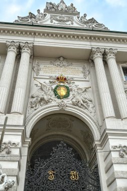 VIENNA, AUSTRIA - 18 Temmuz 2024: Avusturya 'nın Viyana kentindeki tarihi şehir merkezinde yürüyüş 18 Temmuz 2024