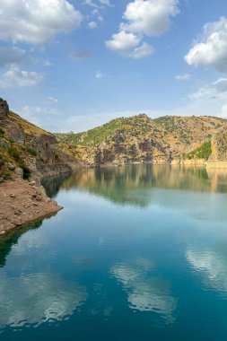 Quentar 'daki rezervuar barajında bulutlu hava durumu, Granada ili, Endülüs, İspanya