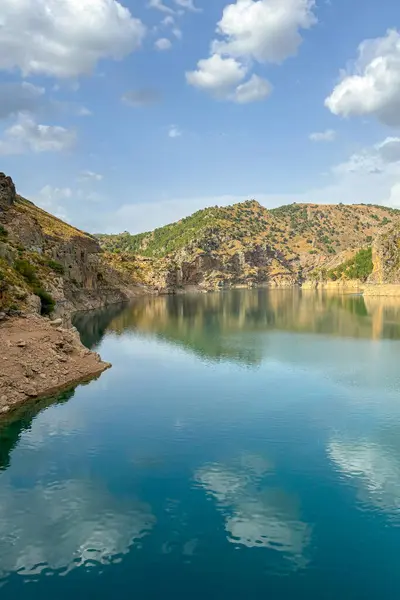 Quentar 'daki rezervuar barajında bulutlu hava durumu, Granada ili, Endülüs, İspanya