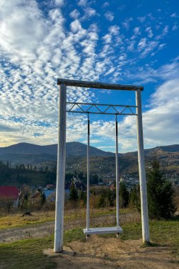 Karpatlar 'ın dağlarında büyük bir salıncak, Slavske, Ukrayna