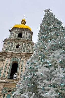 KYIV, UKRAINE - 24 Aralık 2024: Ukrayna 'nın başkenti Kyiv' de Sant Sophia Kilisesi 'nde Noel Ağacı