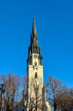 SLOVAKIA, SPISSKA NOVA - 28 Aralık 2024: Slovakya 'nın Spisska Nova Ves kentindeki Belediye Meydanı' nda Bakire Meryem 'in Varsayımı Roma Katolik Gotik Kilisesi