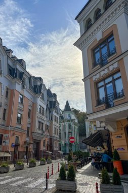 KYIV, UKRAINE - EPTEMBER 20. 2024: Ukrayna 'nın başkenti Kyiv' de tarihi Podil ilçesinde rahat bir sabah caddesi