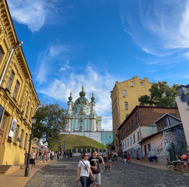 KYIV, UKRAINE - SEPTEMBER 20,2024: Sant Andrew 's Church 1747 ve 1754 yılları arasında İtalyan mimar Bartolomeo Rastrelli tarafından Ukrayna' nın başkenti Kyiv 'de inşa edilen bir Ortodoks kilisesidir.