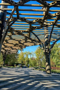 KYIV, UKRAINE - SEPTEMBER 20. 2024: Ukrayna 'nın başkenti Kyiv' de bulunan Dnypro nehri üzerindeki yaya köprüsü