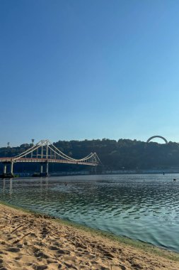 KYIV, UKRAINE - SEPTEMBER 20. 2024: Ukrayna 'nın başkenti Kyiv' de bulunan Dnypro nehri üzerindeki yaya köprüsü