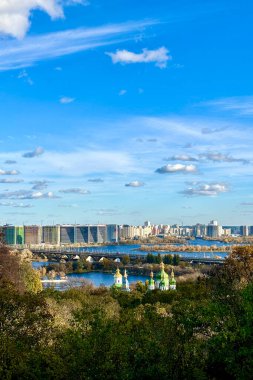 Ukrayna, Kyiv 'deki Dnypro Nehri' nin sol kıyısında.